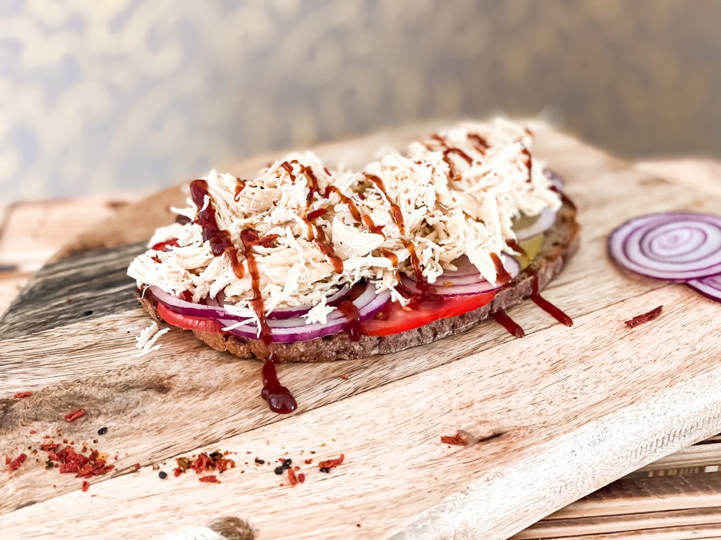 Pulled Chicken auf Schwarzbrot